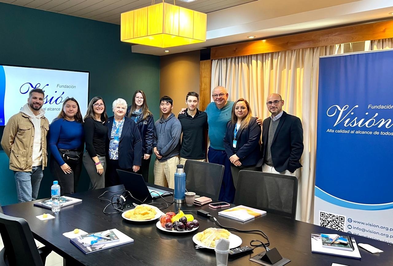 Visita de la Universidad de California, UC Irvine, a Fundación Visión